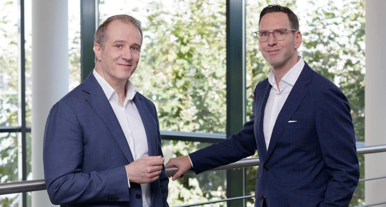 Die Partner von Charles Barker sitzen an einem Tisch